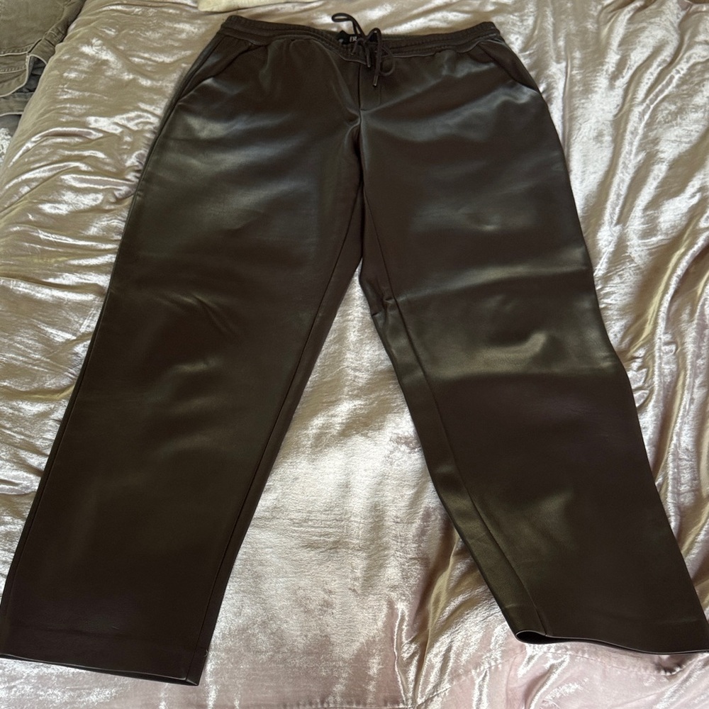 Banana Republic Womens Slim Vegan Leather Jogger | Black Size Medium - Picture 3 of 6